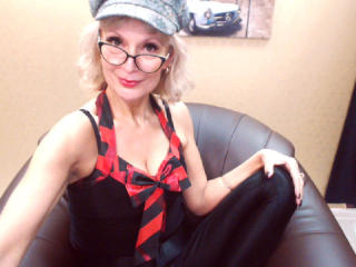 DixieSutton - Live chat sex with this light-haired Lady over 35 