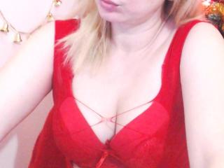 BeautyAngell - Webcam live hard with a well built Young and sexy lady 