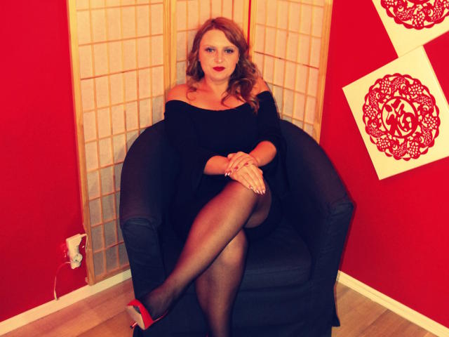 LuciaLue - Web cam exciting with a shaved pubis Young lady 