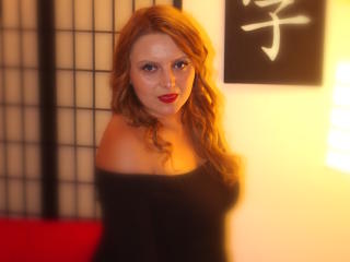 LuciaLue - online chat x with this White Young lady 