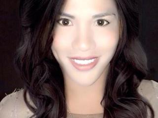 UrPrettyNightmare - Web cam excitant avec une Transsexuel à la chevelure noire sur XLovetrans 