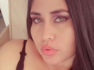 Shantalle - Webcam live exciting with this shaved private part Young and sexy lady 