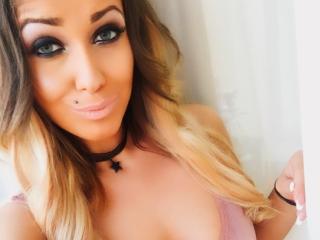 AmaSun - chat online x with a toned body 18+ teen woman 