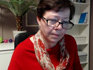 AdeleLoveEx - Spectacle x avec cette MILF à la chevelure brune sur la plateforme Matures.cam 