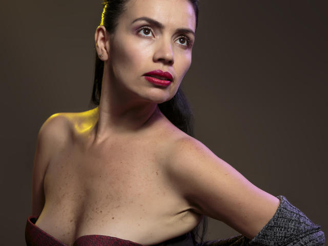 PaprikaxU - Live cam hot avec une Femmes à la poitrine parfaite sur la plateforme XLove.com 