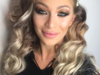 ChaudeHorny - Web cam sexy with a standard build XXx 18+ teen woman 