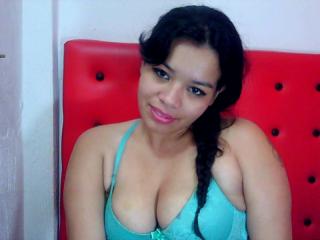 Vallentina - Web cam sexy with this shaved vagina Sexy girl 