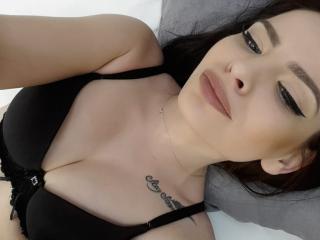 ShiaAston - Webcam sexe avec cette Belle nana en chaleur avec des seins tenant dans la main sur le site Xlove 