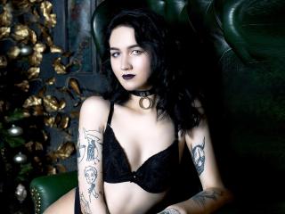 RoseLamar - Web cam sexy avec cette Magnifique jeune camgirl très sexy aux cheveux bruns foncés sur Xlove 