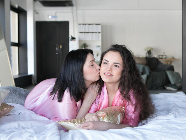 Strawberrys69 - Live cam hard with a Lesbian 