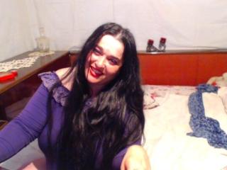 LaraBoom - chat online nude with a big body MILF 