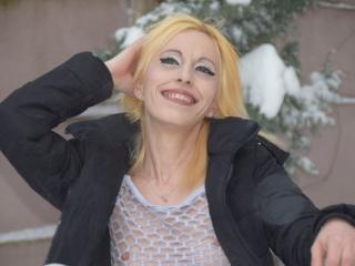 DivineDaniele - online show exciting with this hot body MILF 
