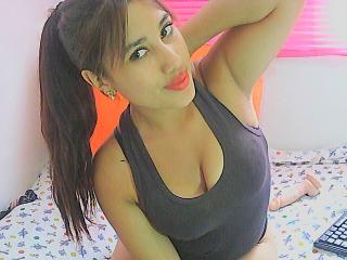 SamanthaLatino - Webcam sex avec une Cougar épilée sur le site Xlove Matures 