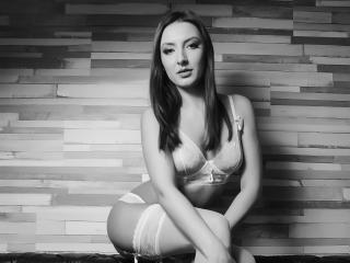 Rosanne - Webcam sex avec cette éblouissante jeune femme sexy adepte de fitness sur le site Xlove 