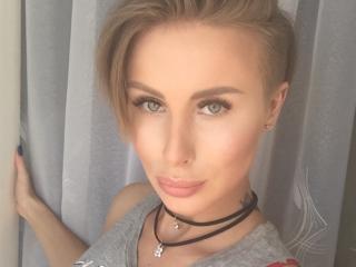 Lianarda - Show live hard with a Sexy girl with regular melons 