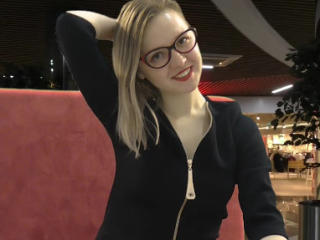 SarahRiskyGirl - Webcam porn avec cette Magnifique jeune beauté très sexy mince sur le service Brunettes cam 