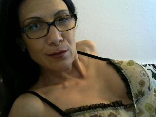 Eleana - chat online exciting with a Hot lady with average boobs 