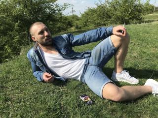 AlbertoFit - Cam intime avec ce Homme ayant le sexe totalement rasé sur le site Xlove Gay 