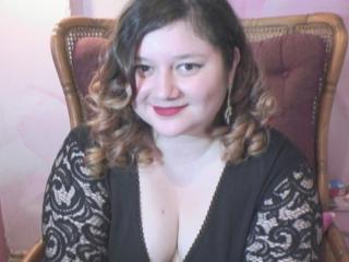 DiamondDy - Webcam live porn avec une Sensationnelle femme bien roulée blanche sur la plateforme XLove.com 