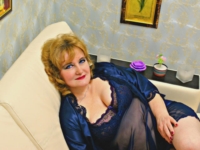 CurvyBbwForU - Live chat hot with this being from Europe MILF 
