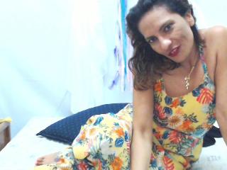 ShayFox - Cam en direct avec une MILF (Mother I'd Like to Fuck) avec le sexe entièrement rasé sur la plateforme Mature-Cam 