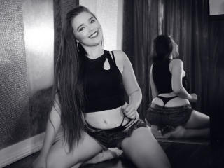 AmandaPascale - Cam hard with this fit physique 18+ teen woman 