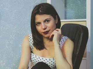 SophiaGreens - Chat cam porn avec cette éclatante jeune nana sexy occidentale  