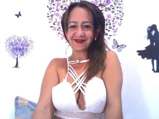 RubiaHot - Webcam live en direct avec cette Mature ayant une grosse poitrine sur le site Xlove 