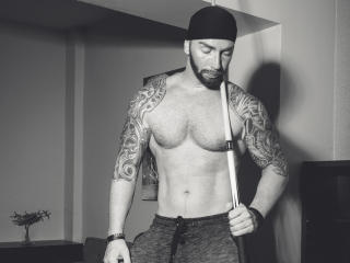 AronGrant - Chat cam sexy avec un Gay châtain clair sur le site XLovegay 