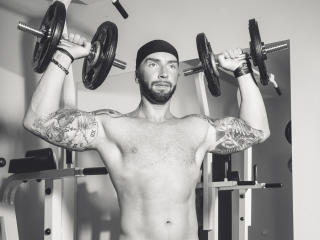 AronGrant - Webcam live porn avec ce Couple Homme avec le sexe complètement tondu sur le site Xlove Gay 