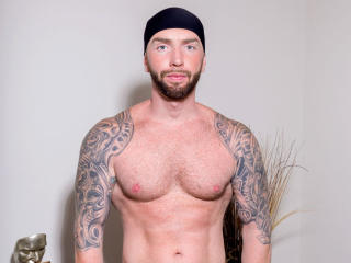 AronGrant - Webcam live sexy avec un Homo au sexe entièrement rasé  