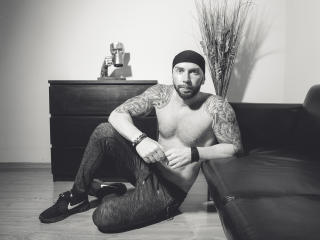 AronGrant - Webcam live hard avec ce Homme au sexe tondu  