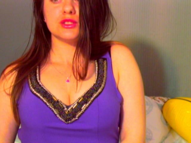 Kellsie - Live chat sex avec une Incroyable créature sexy avec des beaux gros seins  
