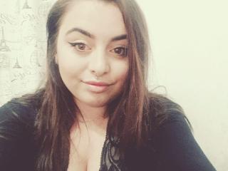 ChaudePourxToi - Webcam en direct avec une éblouissante jeune bombe bien roulée au corps bien proportionné sur la plateforme Xlove 