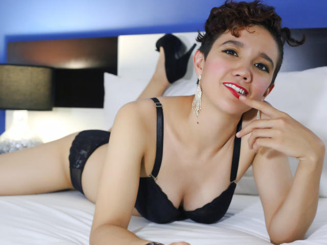 AngelStonic - Live cam intime avec cette Sensationnelle jeune model bien roulée à petits seins sur XLove.com 