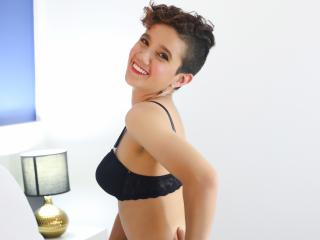 AngelStonic - Chat hot avec cette Merveilleuse jeune maîtresse en bonne condition physique sur le service XLove.com 