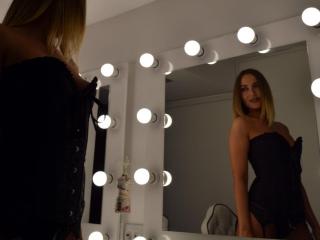 ArianaAnne - Show hard avec cette Resplendissante jeune camgirl hot au corps bien proportionné  