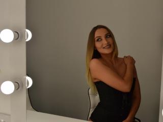 ArianaAnne - Chat cam en direct avec une étonnante jeune model bien roulée à la chevelure brune sur Xlove 