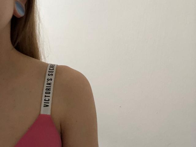 JuicyFantazzzy - Show live sex with a being from Europe 18+ teen woman 