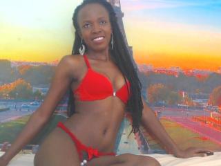 HollySquirt - Webcam sexy avec une éblouissante jeune beauté renoi sur le service Blacks.cam 