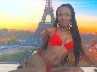 HollySquirt - Chat intime avec cette Séduisante jeune model hot noire sur Xlove 