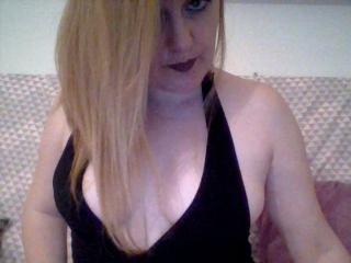 FrenchyLea - Webcam live en direct avec une Femmes châtain clair sur le site Boobs.cam 