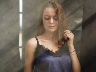 BellaHill - Webcam hot with this reddish-brown hair 18+ teen woman 