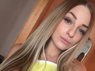 AlisaArly - Webcam porno avec une Sublime jeune femme bien roulée avec une petite poitrine sur la plateforme Xlove 