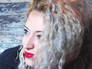 CurlySmile - Web cam hot with a European Girl 