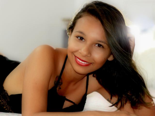 ScarlettBeau - Live excitant avec une éblouissante jeune bombe très sexy d’Amérique latine sur la plateforme Xlove 