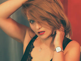 LuciaLue - Web cam hot avec une Merveilleuse jeune créature sexy aux cheveux bruns sur la plateforme Xlove 