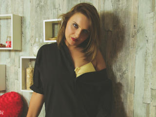 LuciaLue - Live chat sexy avec une Splendide jeune bombe en chaleur avec des beaux nichons sur le service XLove.com 