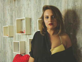 LuciaLue - Show en direct avec une éblouissante maîtresse bien roulée plein de force sur le service XLove.com 