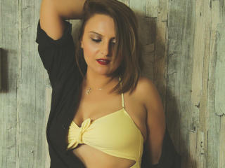 LuciaLue - Webcam live porno avec cette Admirable jeune bombe bien roulée blanche sur XLove.com 